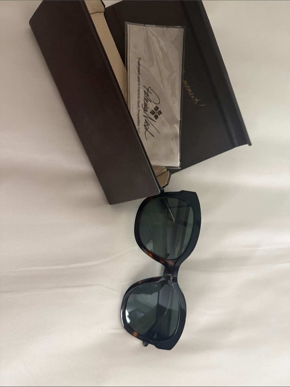 Tortoiseshell Oversized Women's Sunglasses - Black/Brown Lenses